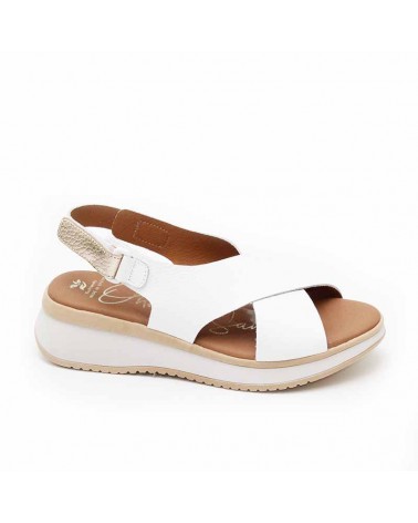 Sandalia de velcro en piel...